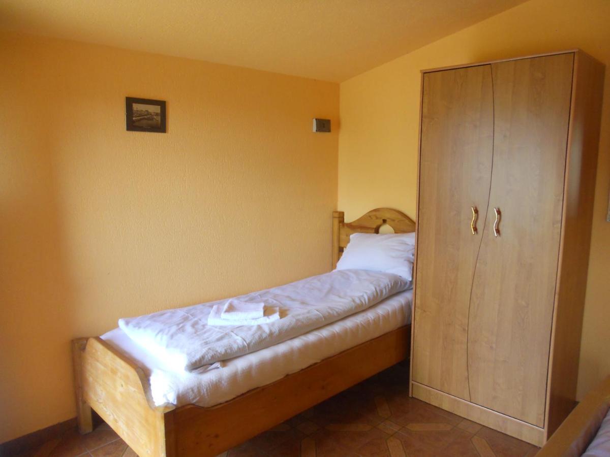 Pension, Camping & Biker Station Zur Deutschen Eiche Ciocanesti Exterior foto